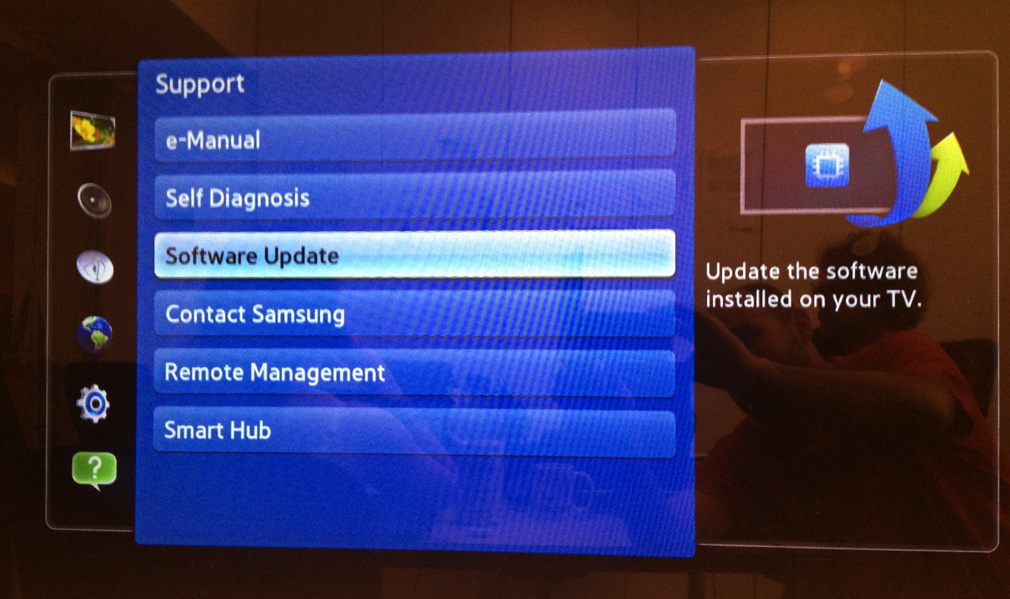 How can I manually update the firmware version on my Samsung Smart TV